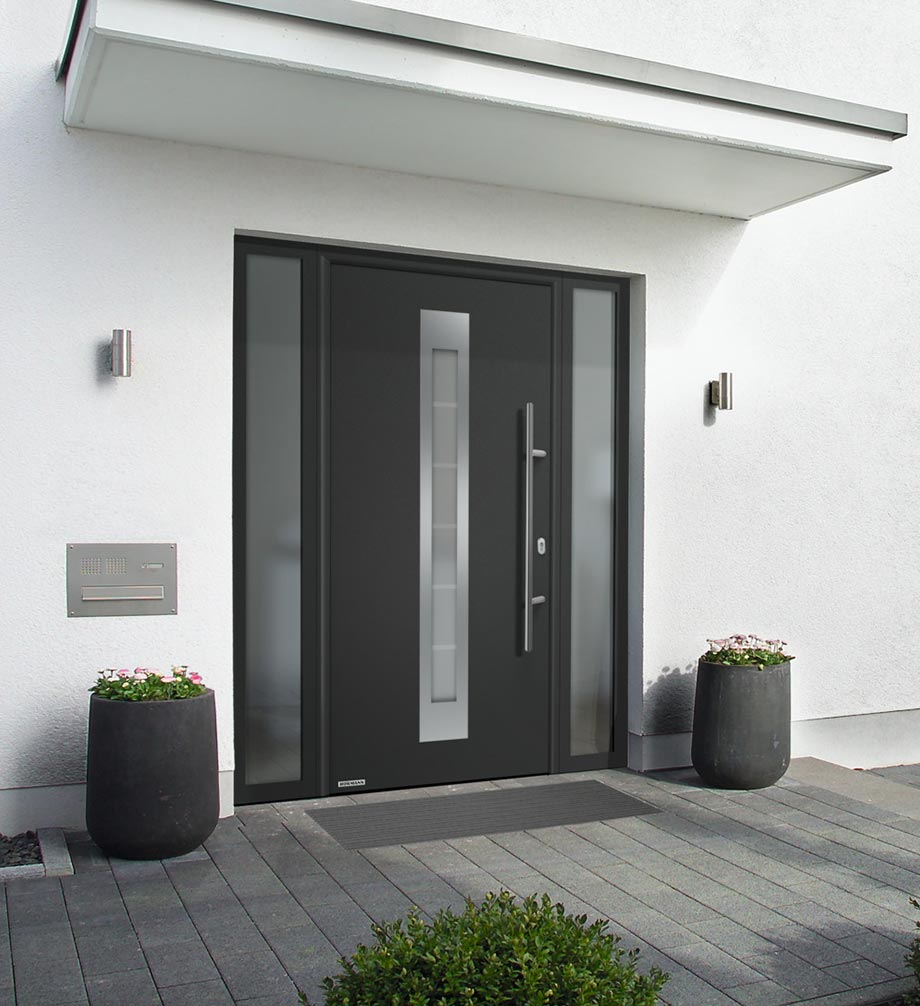 schwarz-silberne Haustür am Hauseingang, bietet einen eleganten und sicheren Zugang zum Zuhause. Überzeugen sie sich selbst.