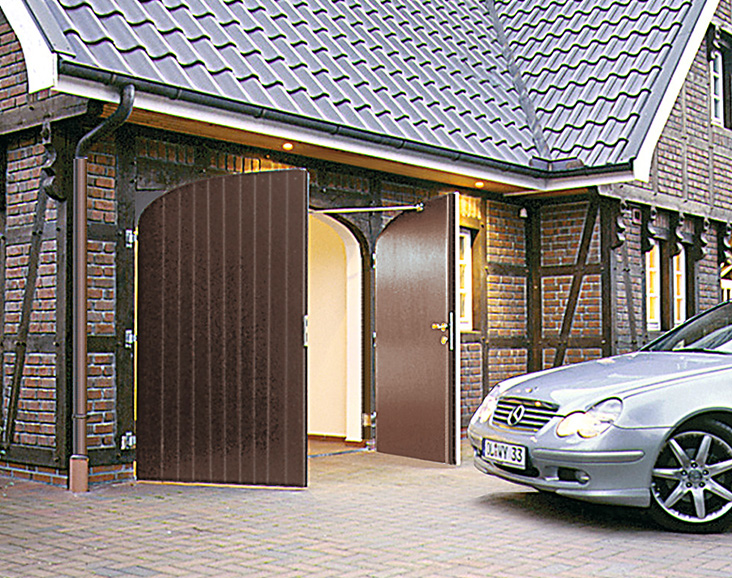 Auto bereit zur Einfahrt in eine Garage mit sich nach außen öffnenden Doppeltüren, bietet eine stilvolle und funktionale Lösung für den Zugang.