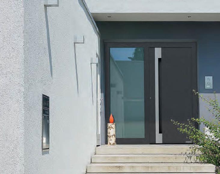 Moderne Haustür eines zeitgenössischen Hauses, Ausdruck von Eleganz und Modernität.