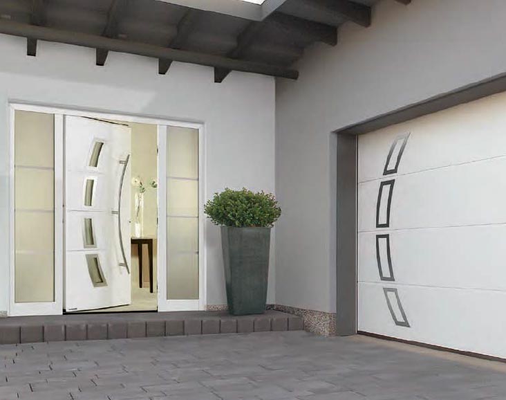 Geöffnete Haustür und sichtbare Garage am Hauseingang, symbolisiert einladenden Zugang und praktische Wohnlösung.