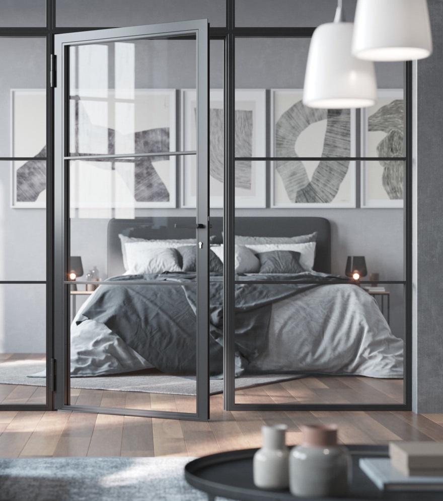 Grau eingerichtete Wohnung mit Lofttür und Bett im Hintergrund