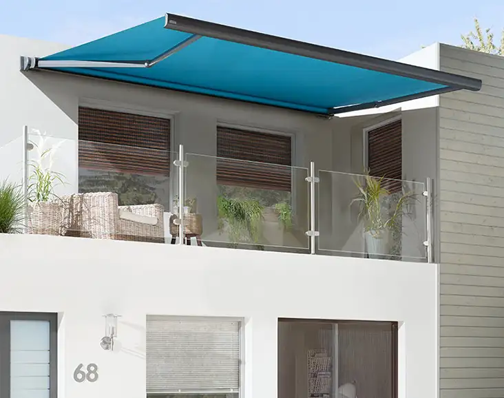 Blaue Markise auf einem Balkon eines Hauses